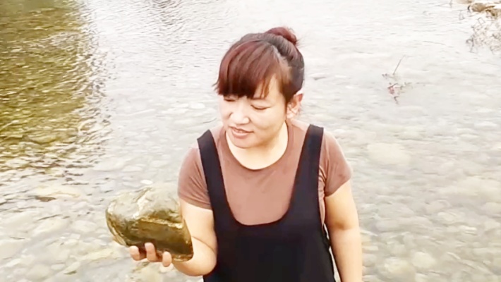 小美一家在河里玩，随手捡到的石头真漂亮，好美的泰山石