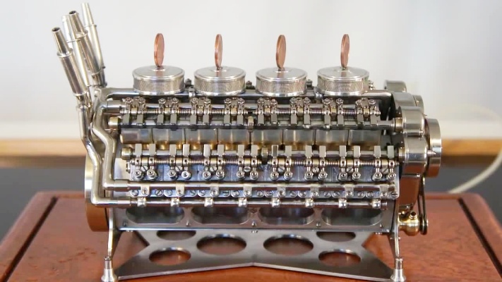德国打造了一台32缸发动机，只有巴掌大小，上面竖硬币都不倒