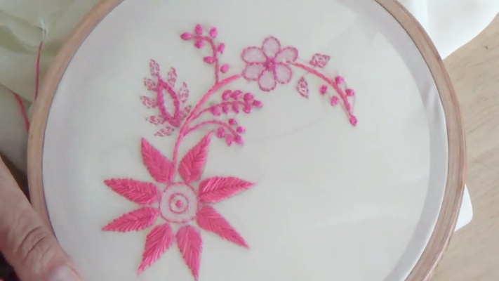 手工刺绣漂亮的粉色小花，方法很简单，朋友们见了都说好看！