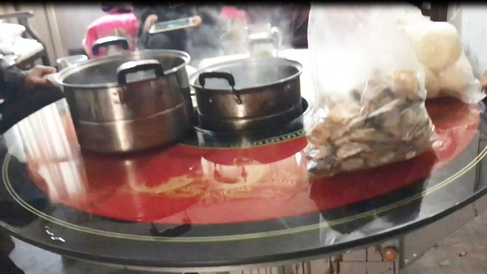 土锅土灶你见过吗？农村家家户户用它取暖做饭，太方便了！