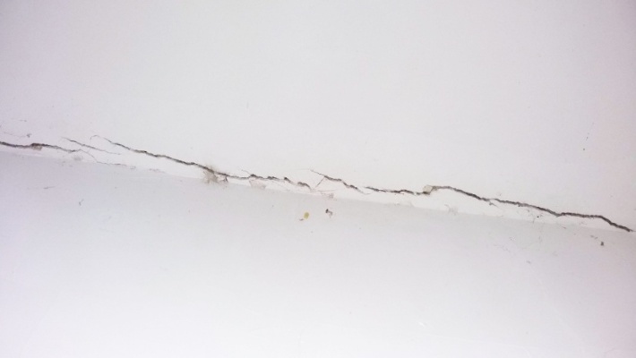 家里墙面出现划痕裂缝怎么办？只需将它抹一抹，和新刷过的一样