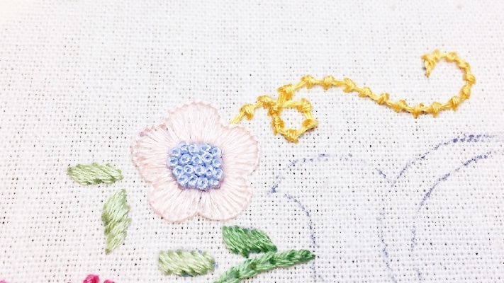 刺绣—粉色的小花配上简简单单的枝叶，真是可爱呀！