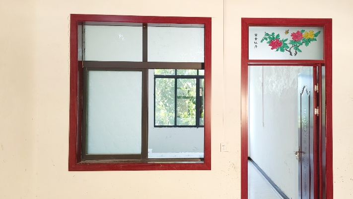 安装窗套时，套板和卡槽线条的固定安装方法实拍，分享一下