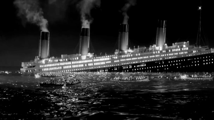 1958年拍的泰坦尼克号，很真实的还原了整个沉没过程和细节