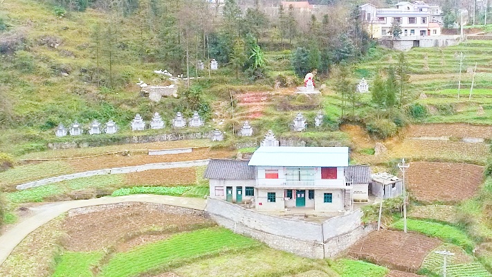 贵州一户人家房子盖在很多坟头前面，独家独户的，这地方敢住吗？