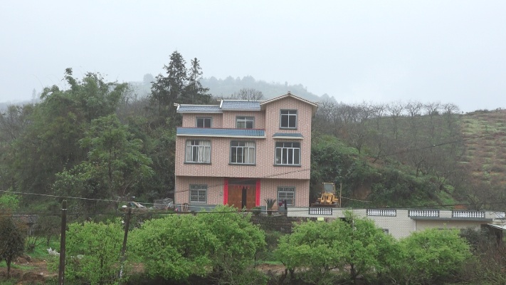 在广西大山里发现一个别墅村，家家是洋房，大家看一栋值多少钱？
