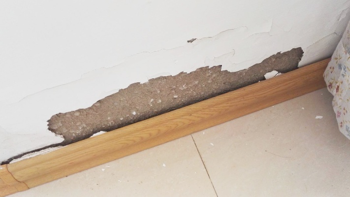 家里挨着卫生间的墙面出现墙皮脱落是什么原因？装修时要注意！