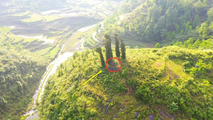 贵州大山里发现一块风水宝地，半圆形的山顶上，竟有一座古墓