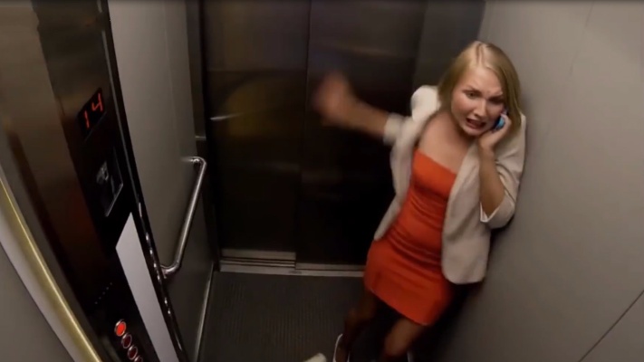 电梯失控下坠该怎么办？学会这个办法，或许可以救你一命