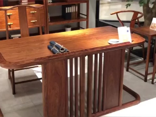 新中式风格茶室 实木茶桌椅搭配，山水莲花灯惹人注目