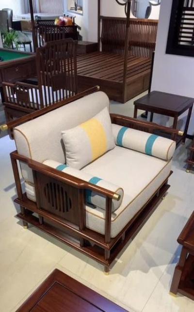 这款新中式沙发做了北美白蜡木的，北美黑胡桃木的，感觉还是乌金木的质感好，各位觉得呢？新中式沙发#乌金木家具