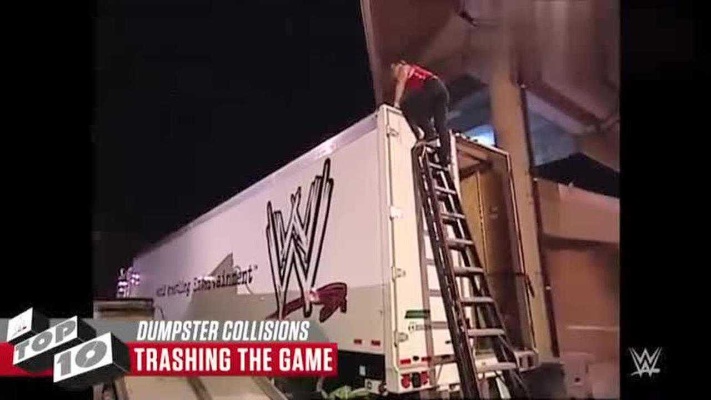 WWE：十大精彩垃圾桶大战，把人扔进去还不放过他，直接推翻！