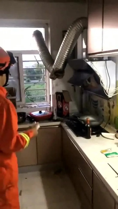这是多久不进厨房，一推门看到四个马蜂窝，消防员将它拿下