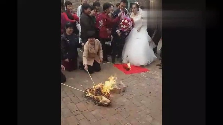新娘结婚当天婆家竟然烧纸，真晦气，婆家美其名曰：红红火火！