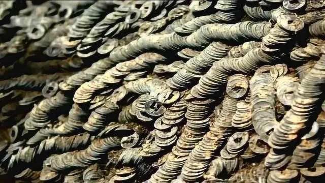 河南农民开山发现10米长的铜钱路，有225万枚铜钱，里边藏有一国宝