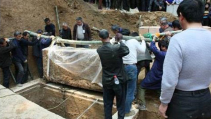 湖南发现一对“夫妻墓”，专家开棺后，女的肚子突然“变大”！