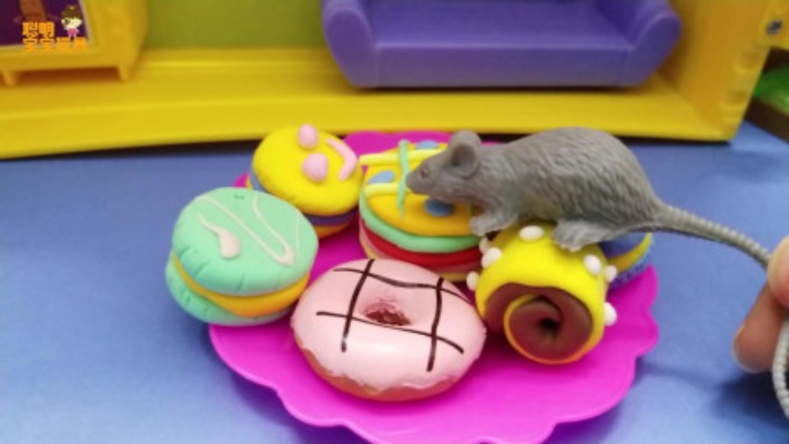 汪汪队玩具故事：噢！阿奇快来把大老鼠赶走呀！你做的糕点都要被老鼠吃完了！