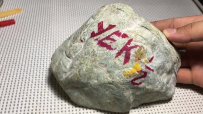 木那翡翠原石案例分析，白色的皮壳下的肉质，确实让人意想不到