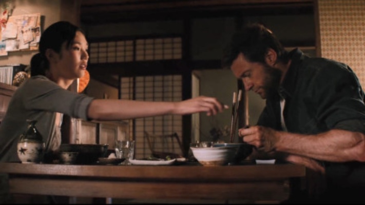 金刚狼2：真理子看到狼叔把筷子竖在碗里，告诉他：竖筷子不是好征兆