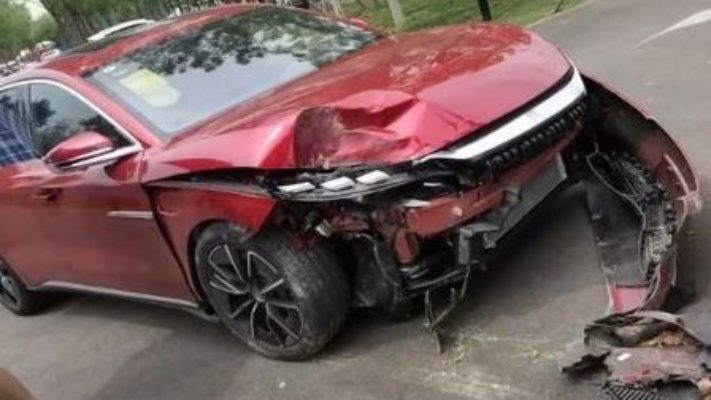 比亚迪新车刚上市就出车祸，官方慌了，发布“安全提醒”耐人寻味