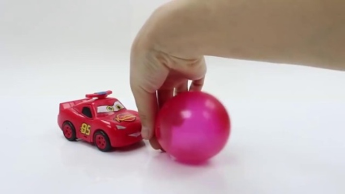 早教动画：小赛车吹彩色气球拿针扎破变出卡通小人学习颜色