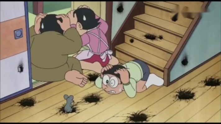 哆啦A梦：哆啦A梦追老鼠，老鼠没追到，家里被打得全是洞.mp4
