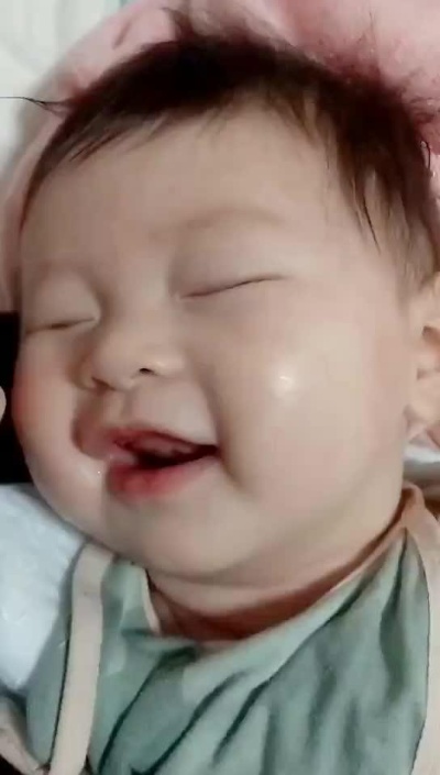 宝宝这是睡觉梦见有吃不完的奶吗？