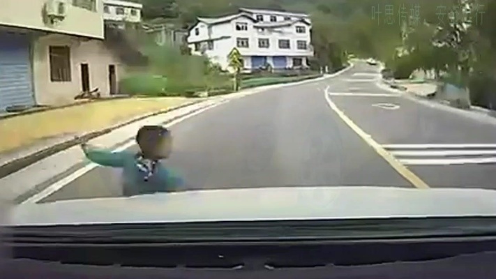 马路上突然冲出一个孩子，司机来不及刹车，直接撞飞5米远！