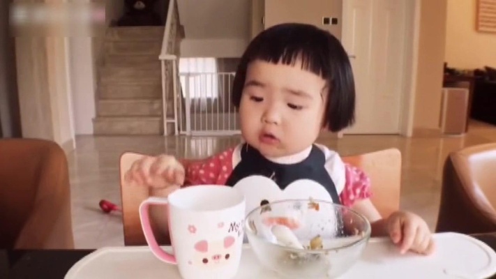 小蛮九个月大的视频，那时候就很爱吃，最后还把碗舔干净！