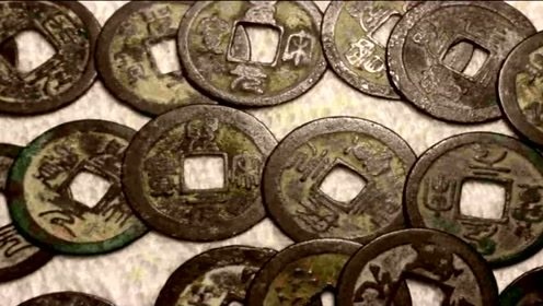 农民开山发现10米长的铜钱路，有225万枚铜钱，里边还藏有珍宝