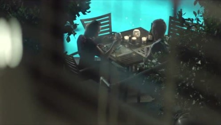 男主走到电脑前，看向了窗户外，看到新夫妇在吃烛光晚餐