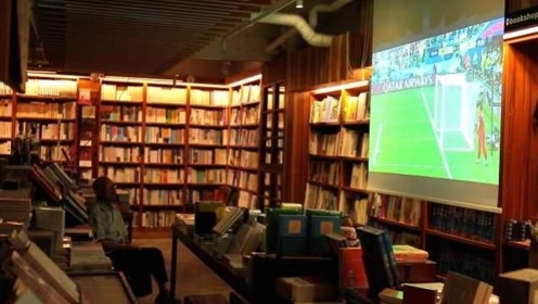 广州24小时书店放映世界杯，顾客：左眼看球右眼看书很精彩