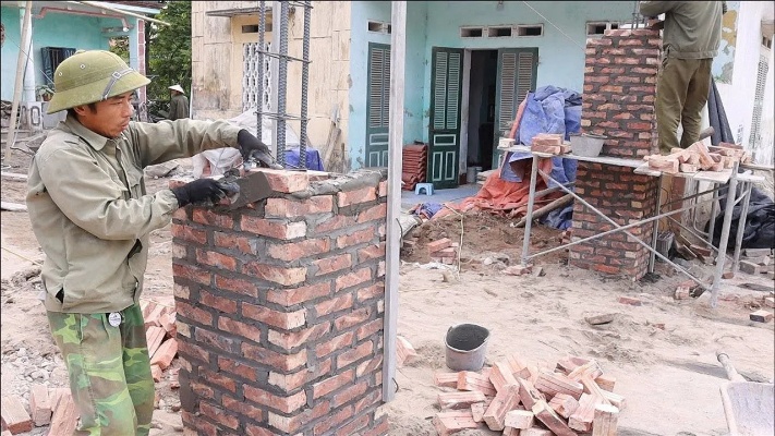 越南农村修建大门两侧方形砖柱，这样修建简单结实！