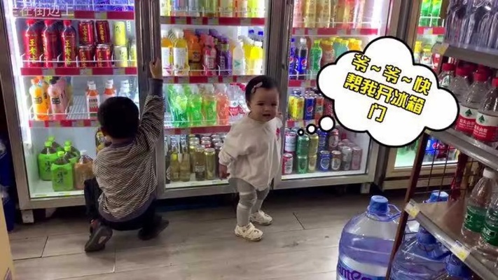 1岁宝宝成曾爷爷店里的招财猫，顾客一进门就对着人一顿卖萌！