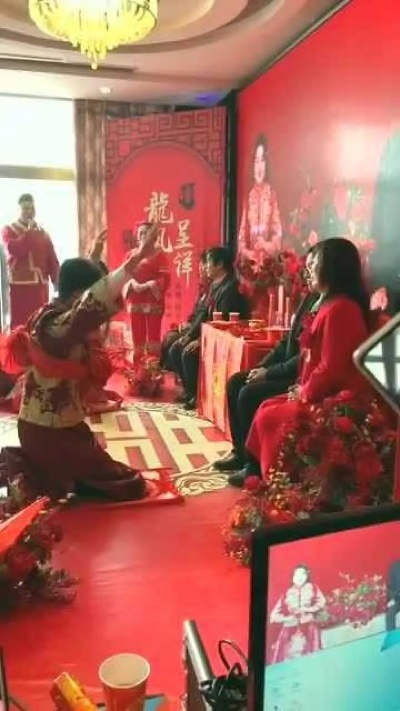 中式婚礼上新郎新娘要给双方的父母磕头以表敬意，真好