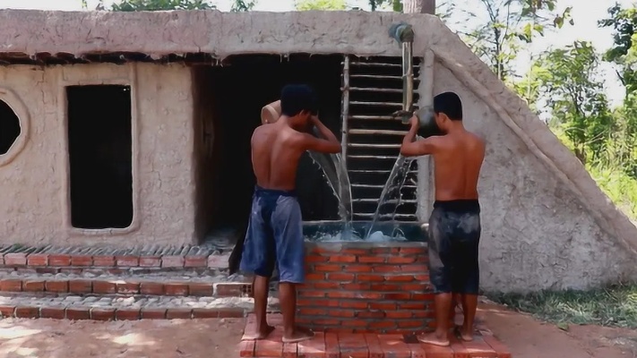 农村两兄弟户外生存，为解决饮水问题，建个蓄水池是个明智的选择