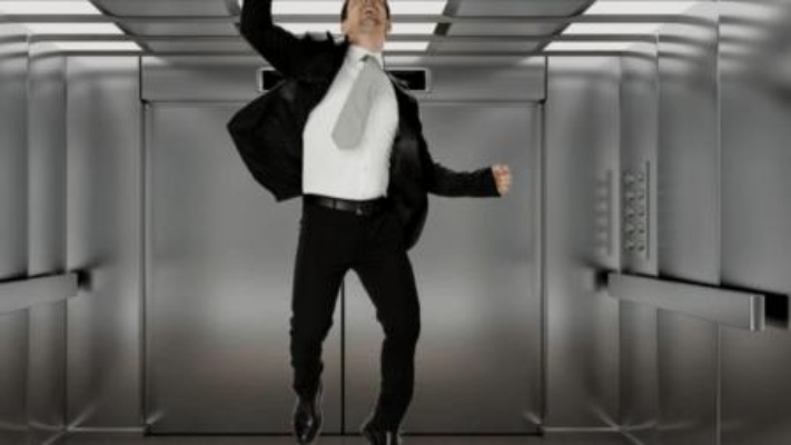 如果电梯失控下坠,在它落地前迅速起跳,能否实现自救呢?