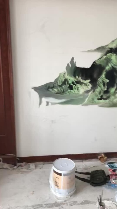 我手画的个人家别墅屋里的西面墙中国水墨画山水，就是照着照片用铅笔，在乳胶漆墙上打稿涂颜色墙上直接手画